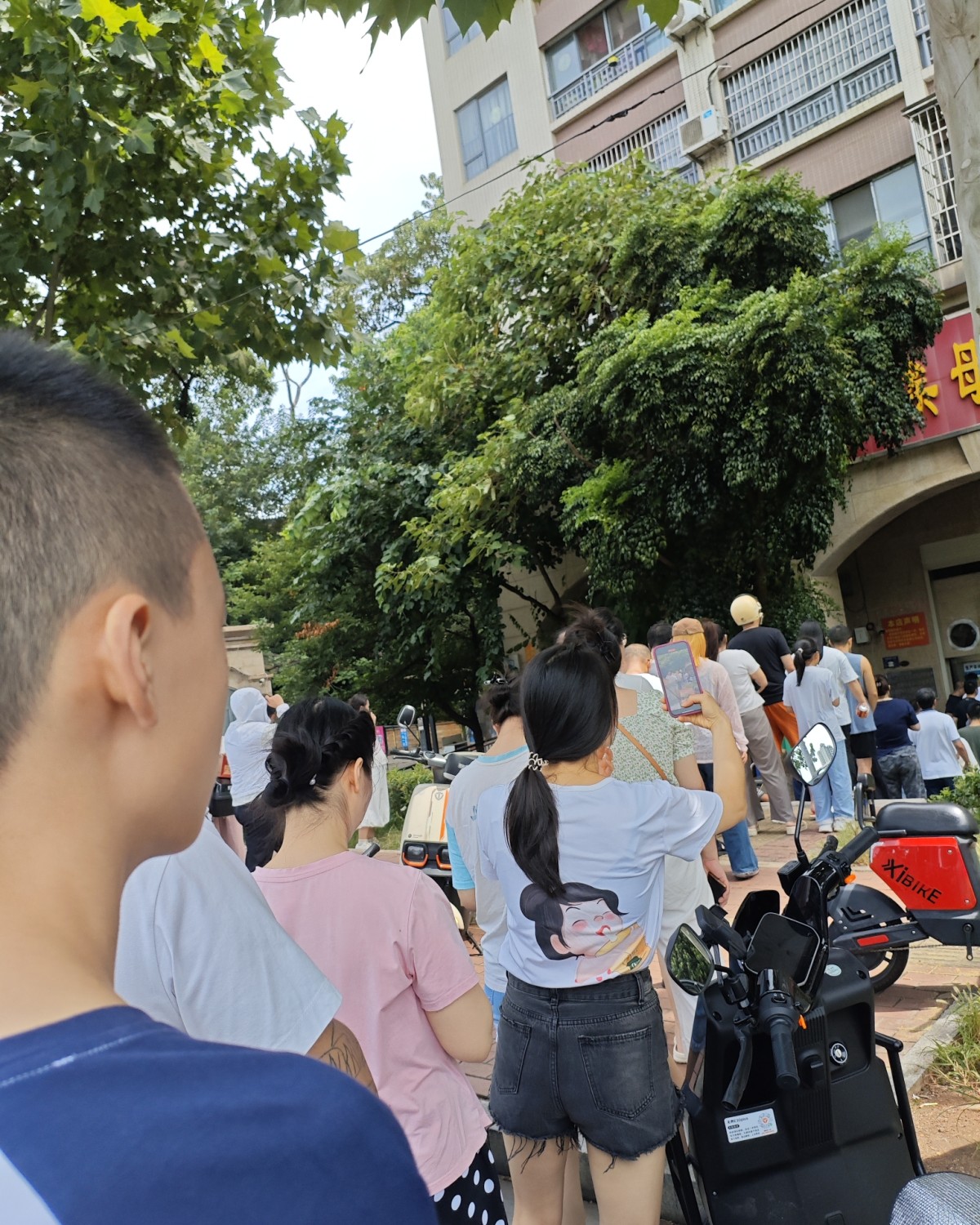 长沙非常火的一家网红店就是巢娭毑的月饼，还没到中秋就已经排长