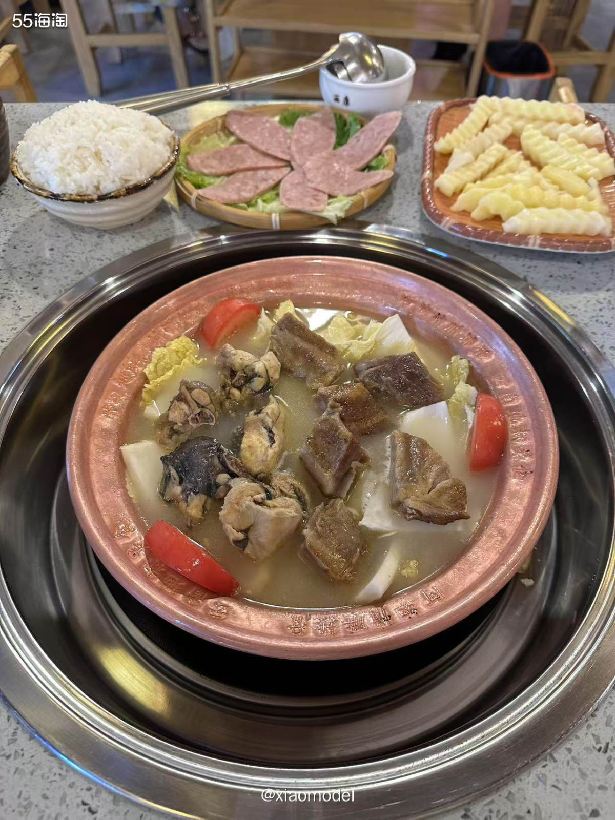 😀到丽江的第1顿晚饭，吃的阿婆情腊排骨火锅。  😆买的是