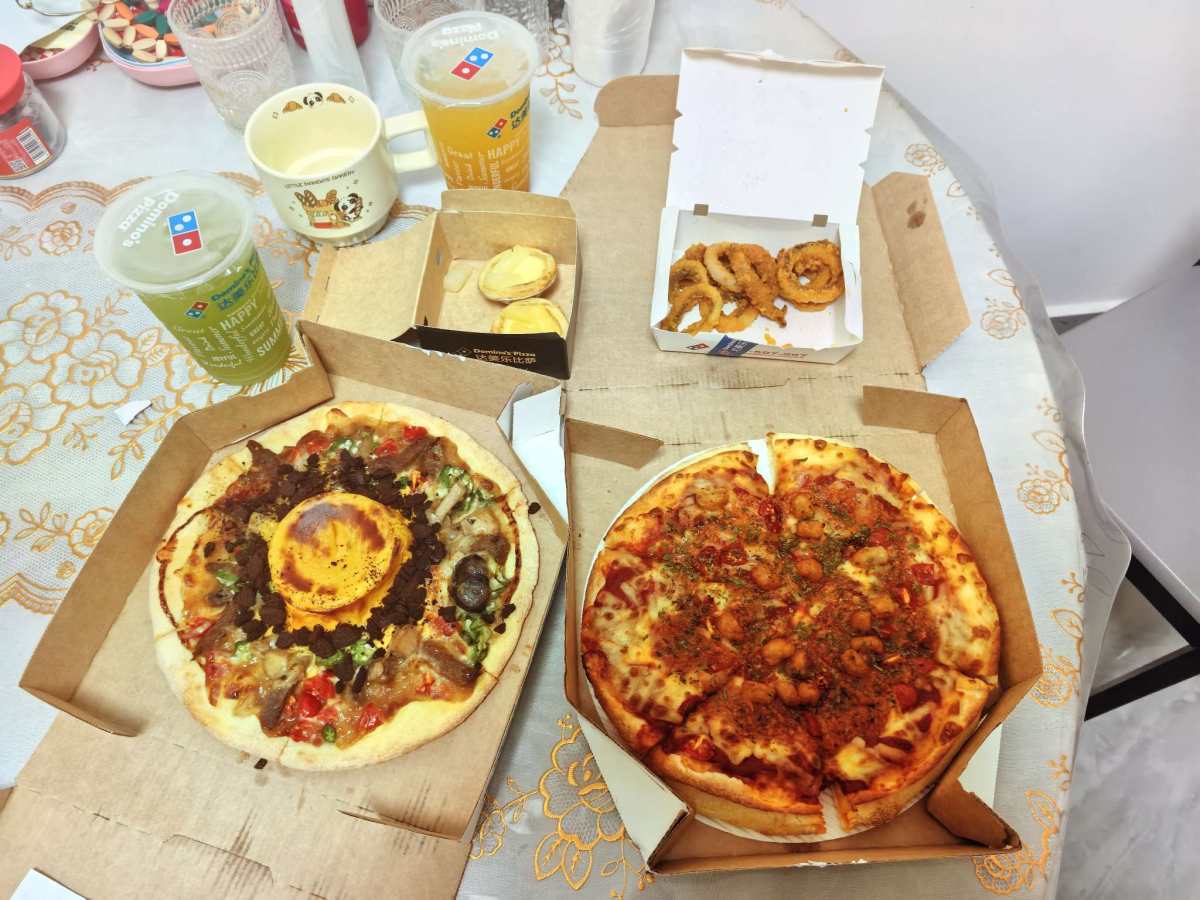 🌸新开的达美乐披萨我家这边不配送，上周在外面开会，回家正好