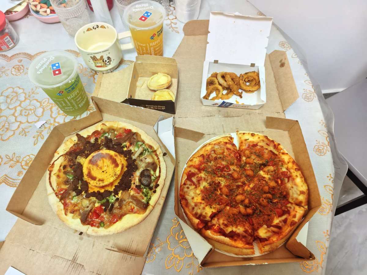 🌸新开的达美乐披萨我家这边不配送，上周在外面开会，回家正好