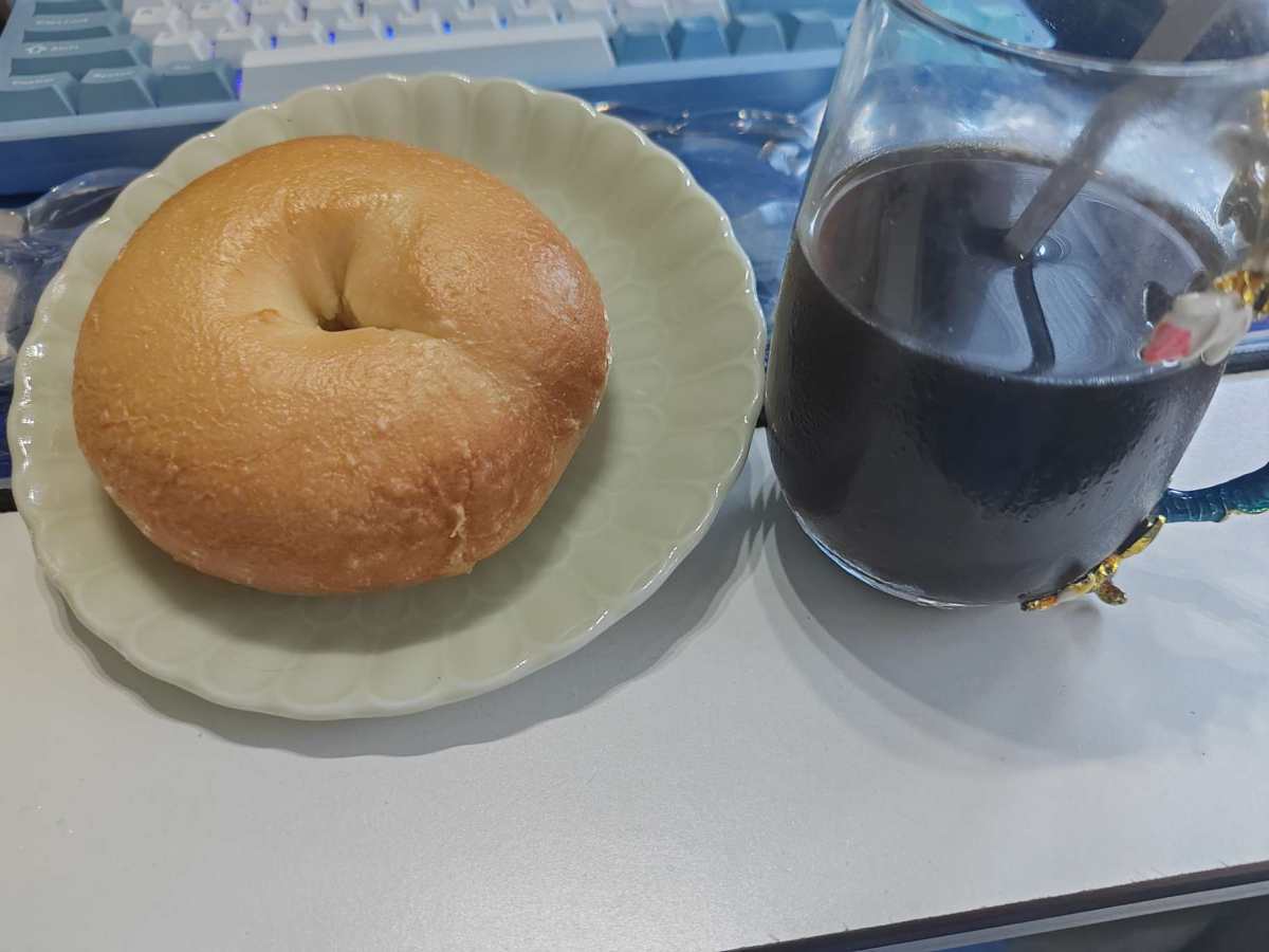 最近又开始了每天贝果和冰美式的早餐日常了！ 感觉我对贝果算是