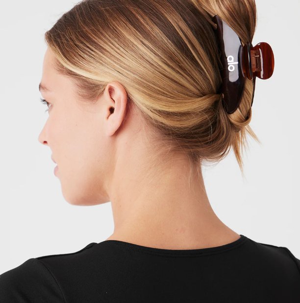 Alo Yoga的小饰品最近热度很高呀，特别是这个发夹，已经