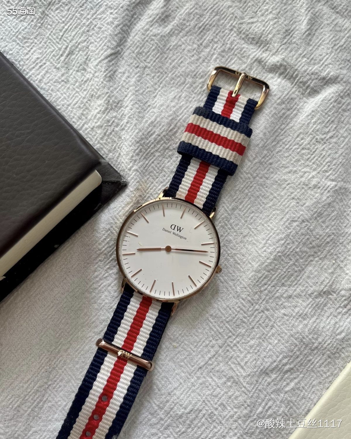 刚入职场那会，DW手表火遍大江南北。简约表盘搭配红蓝表带，没