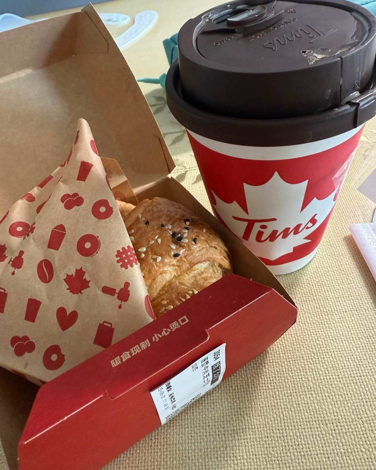 🍔晚上不知道吃什么好，就点了tims家的蛋香牛肉芝士可颂和