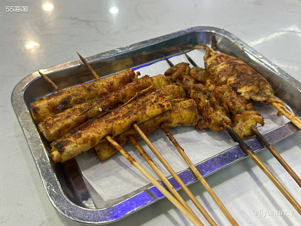 9月啦，去吃美味的小烧烤。鸡脆骨好吃，口感很赞，菜卷也不错，