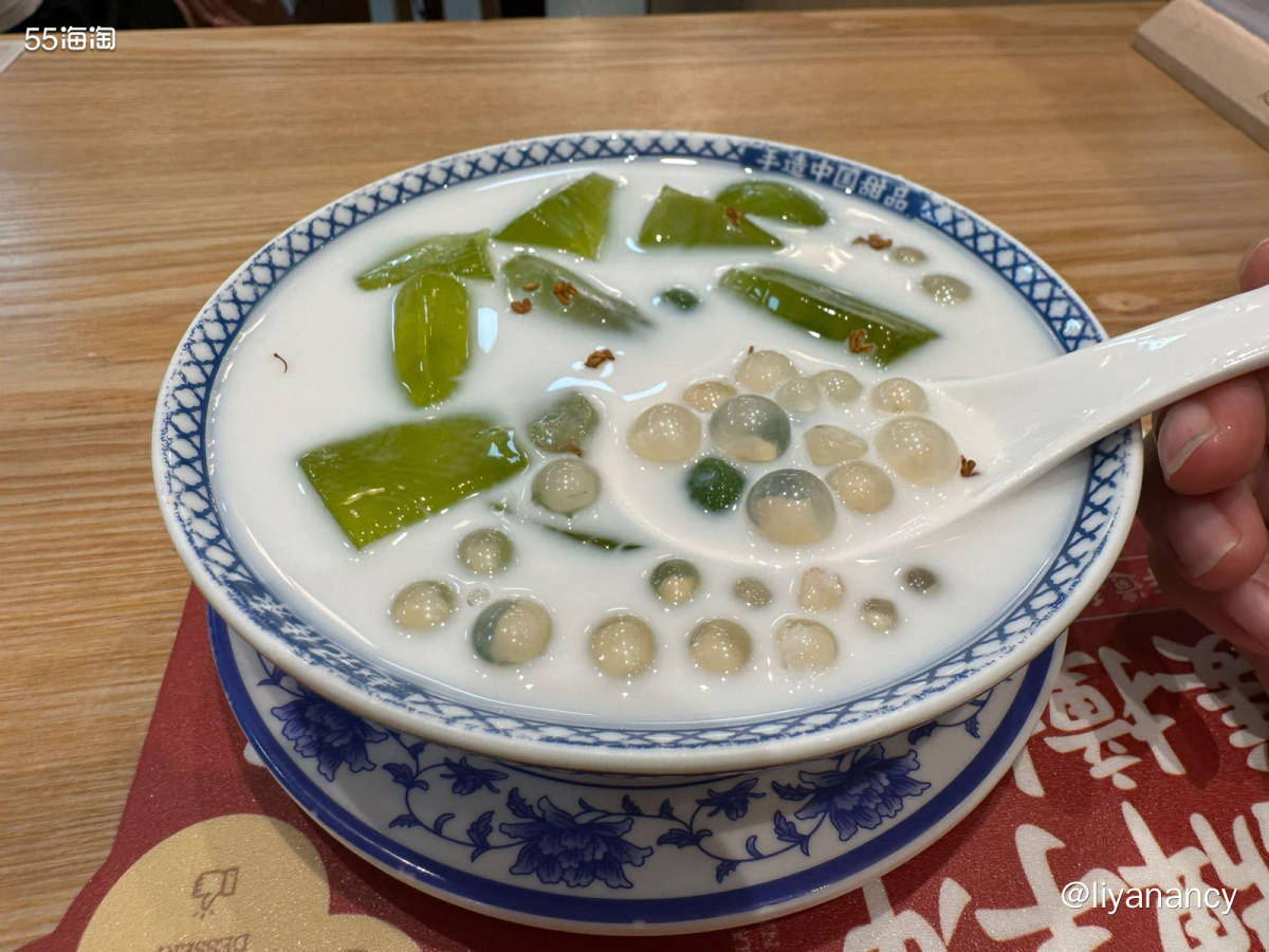 9月啦，去吃美味的小烧烤。鸡脆骨好吃，口感很赞，菜卷也不错，