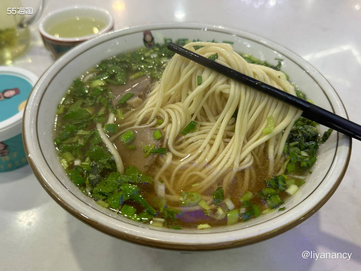 9月啦，去吃美味的小烧烤。鸡脆骨好吃，口感很赞，菜卷也不错，