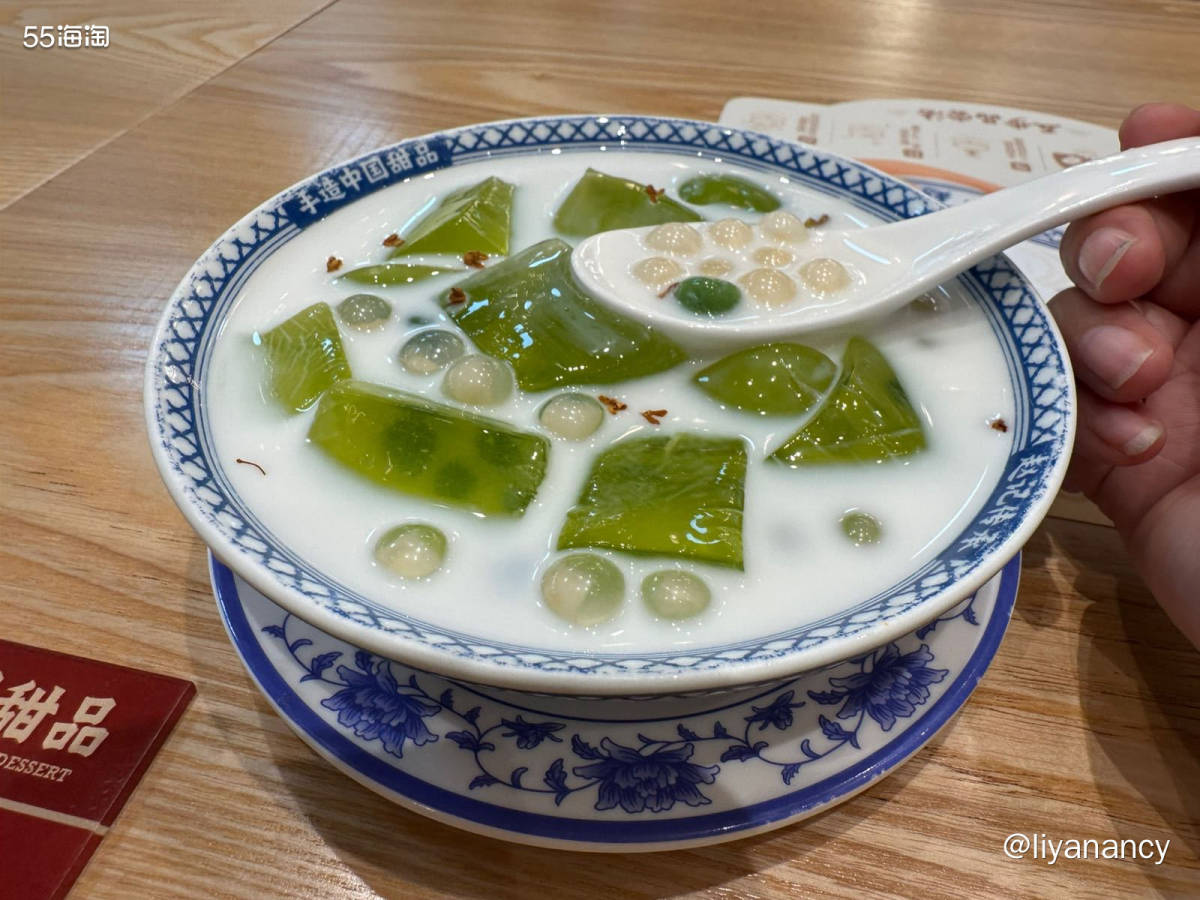 9月啦，去吃美味的小烧烤。鸡脆骨好吃，口感很赞，菜卷也不错，