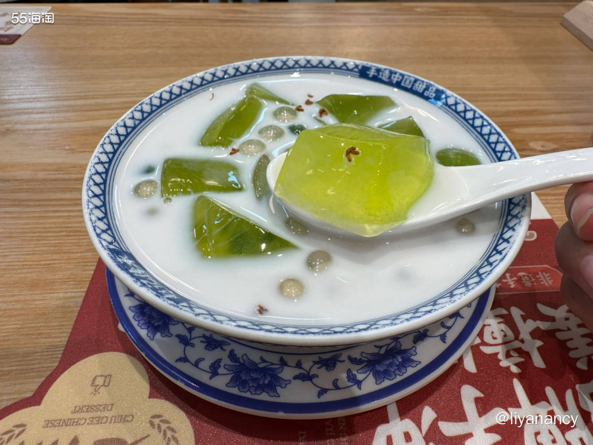 9月啦，去吃美味的小烧烤。鸡脆骨好吃，口感很赞，菜卷也不错，