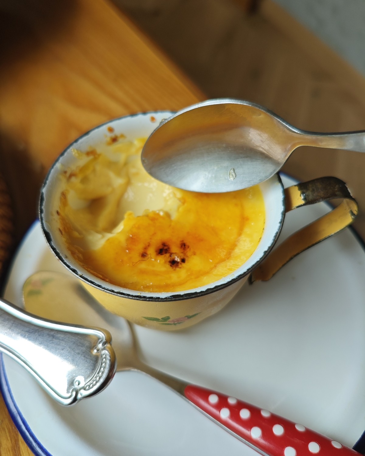 搜了一下大学城有一个叫阁楼花园咖啡的地方，是一个法国大叔开的