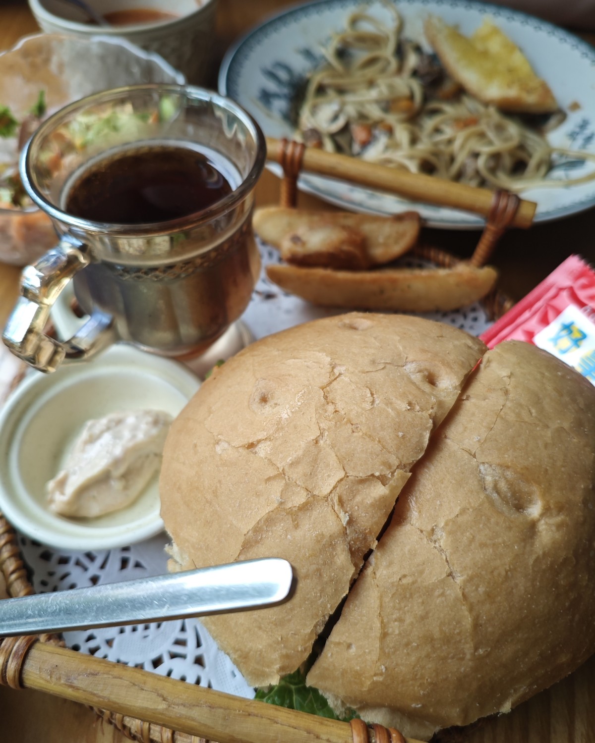 搜了一下大学城有一个叫阁楼花园咖啡的地方，是一个法国大叔开的