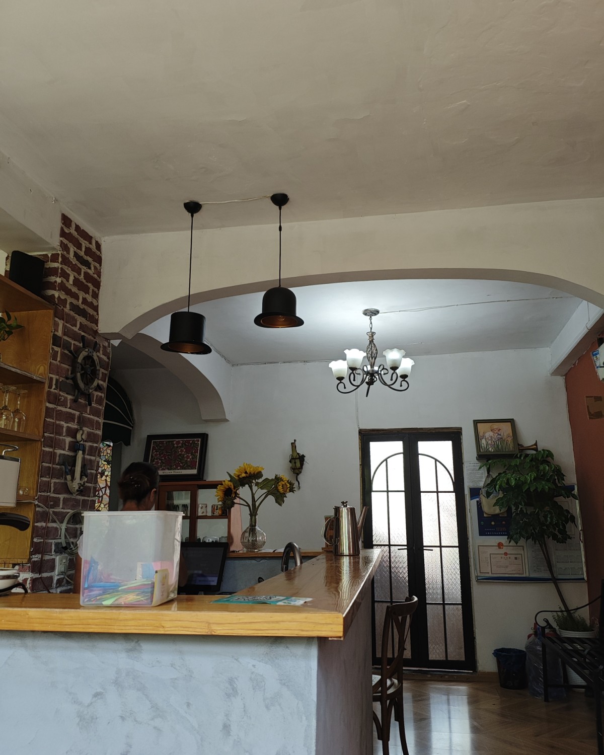 搜了一下大学城有一个叫阁楼花园咖啡的地方，是一个法国大叔开的