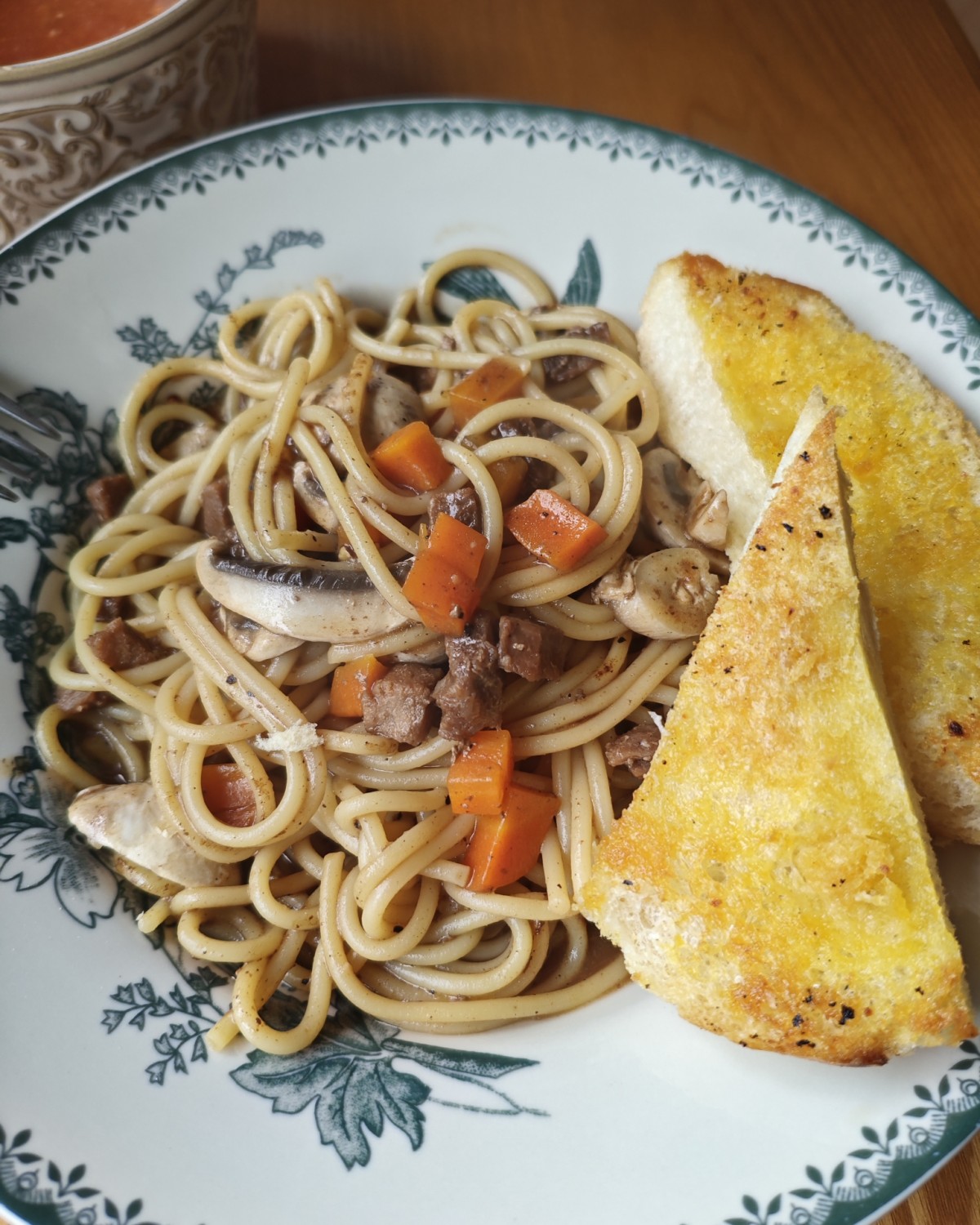 搜了一下大学城有一个叫阁楼花园咖啡的地方，是一个法国大叔开的