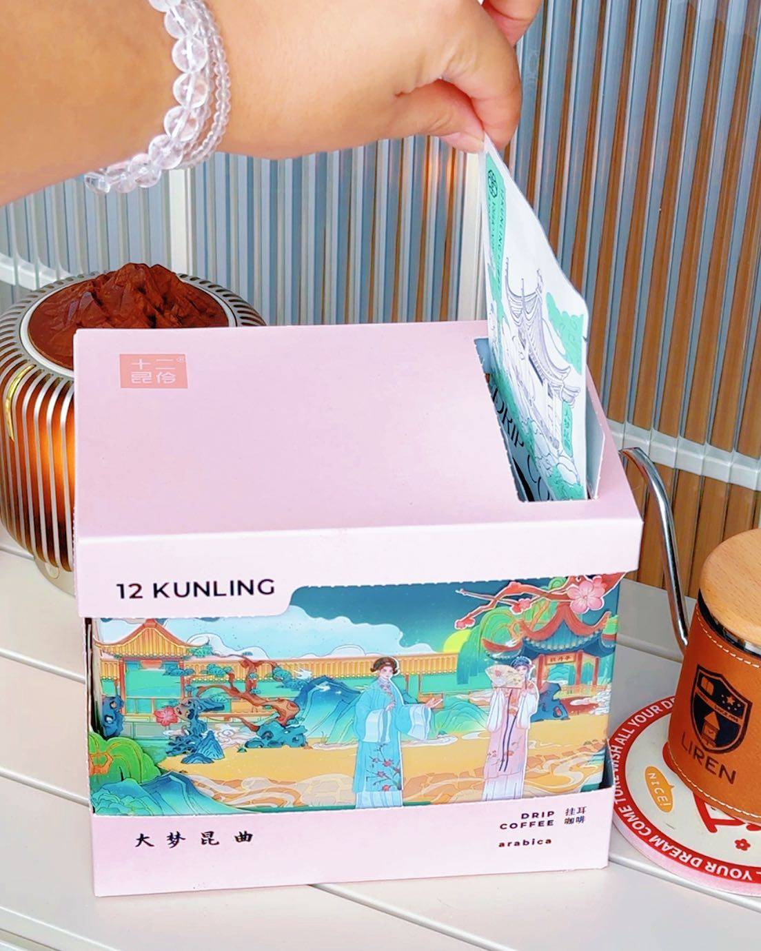 姐妹们！朋友送了我一盒美到窒息的苏州戏曲主题挂耳咖啡！ 两个