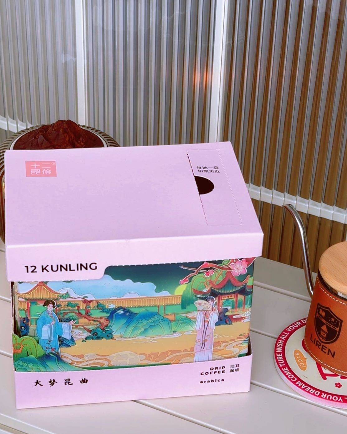 姐妹们！朋友送了我一盒美到窒息的苏州戏曲主题挂耳咖啡！ 两个