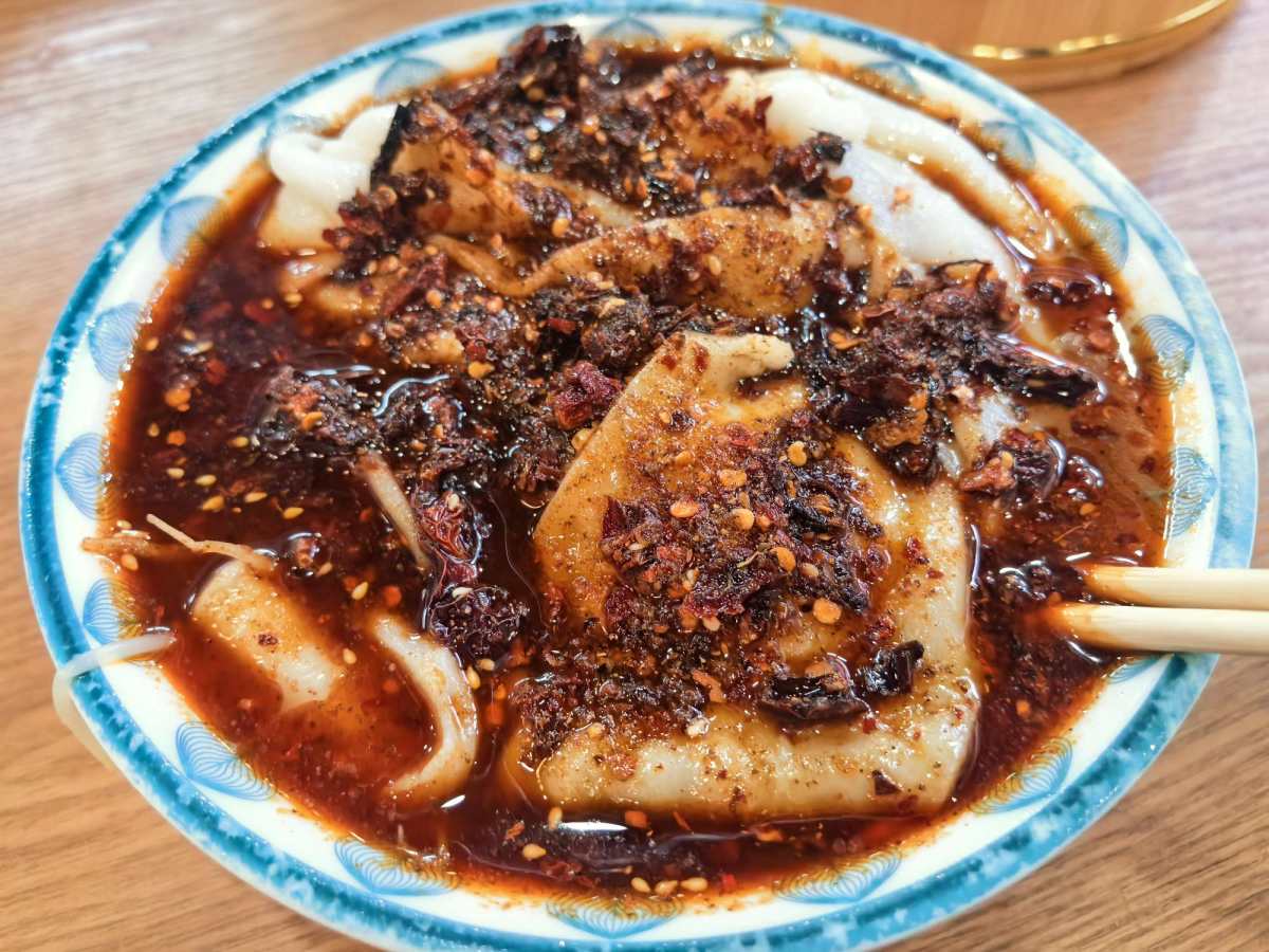 今天中午去吃了热米皮，真的香到跺脚！ 刚端上来，那股子热乎劲