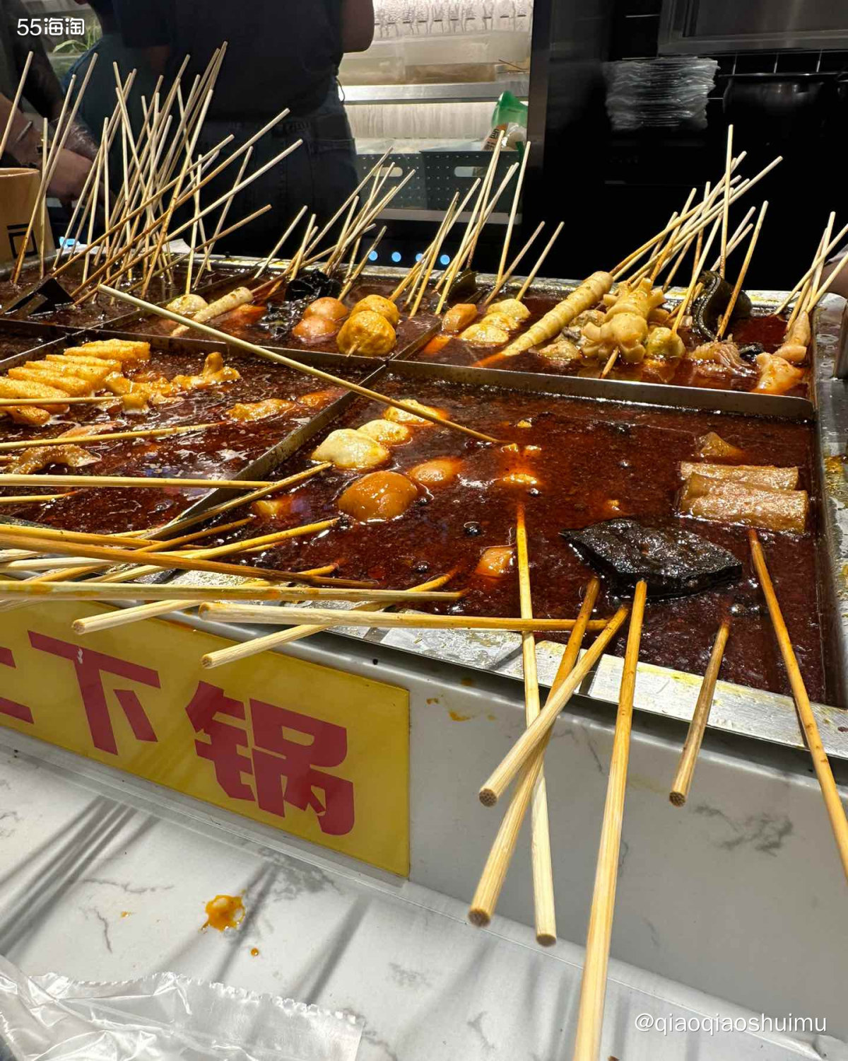 商场里经常看到的一家串串店，每次都有超多人在吃，有时候还排大