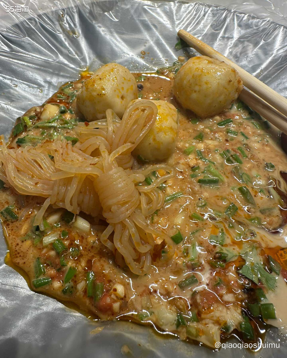 商场里经常看到的一家串串店，每次都有超多人在吃，有时候还排大