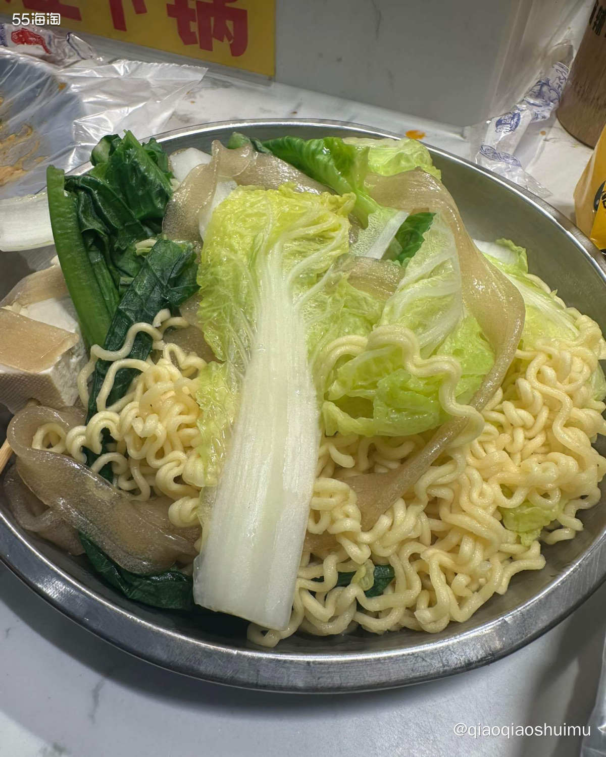 商场里经常看到的一家串串店，每次都有超多人在吃，有时候还排大