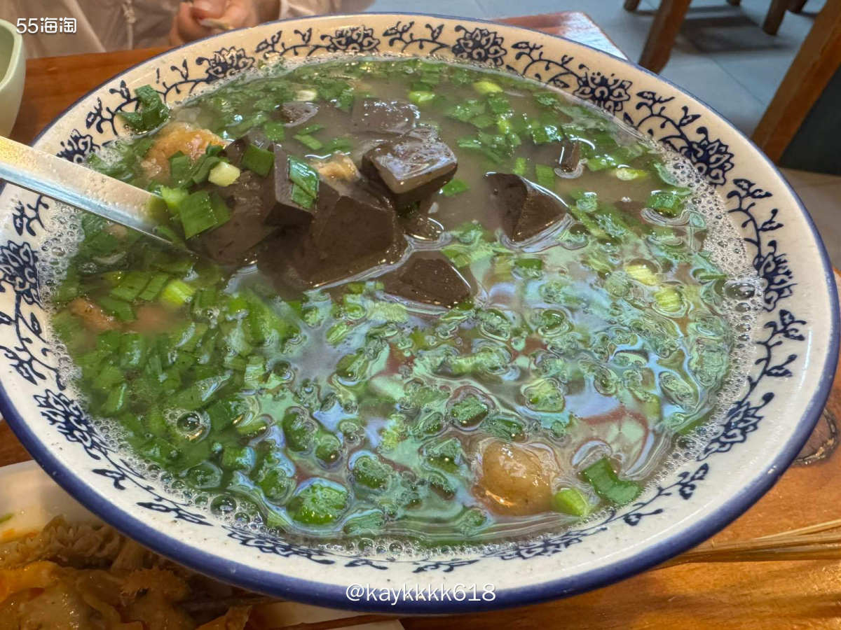 来洛阳早上喝了牛肉汤然后立马去了白马寺，晚上安排了小吃义勇街