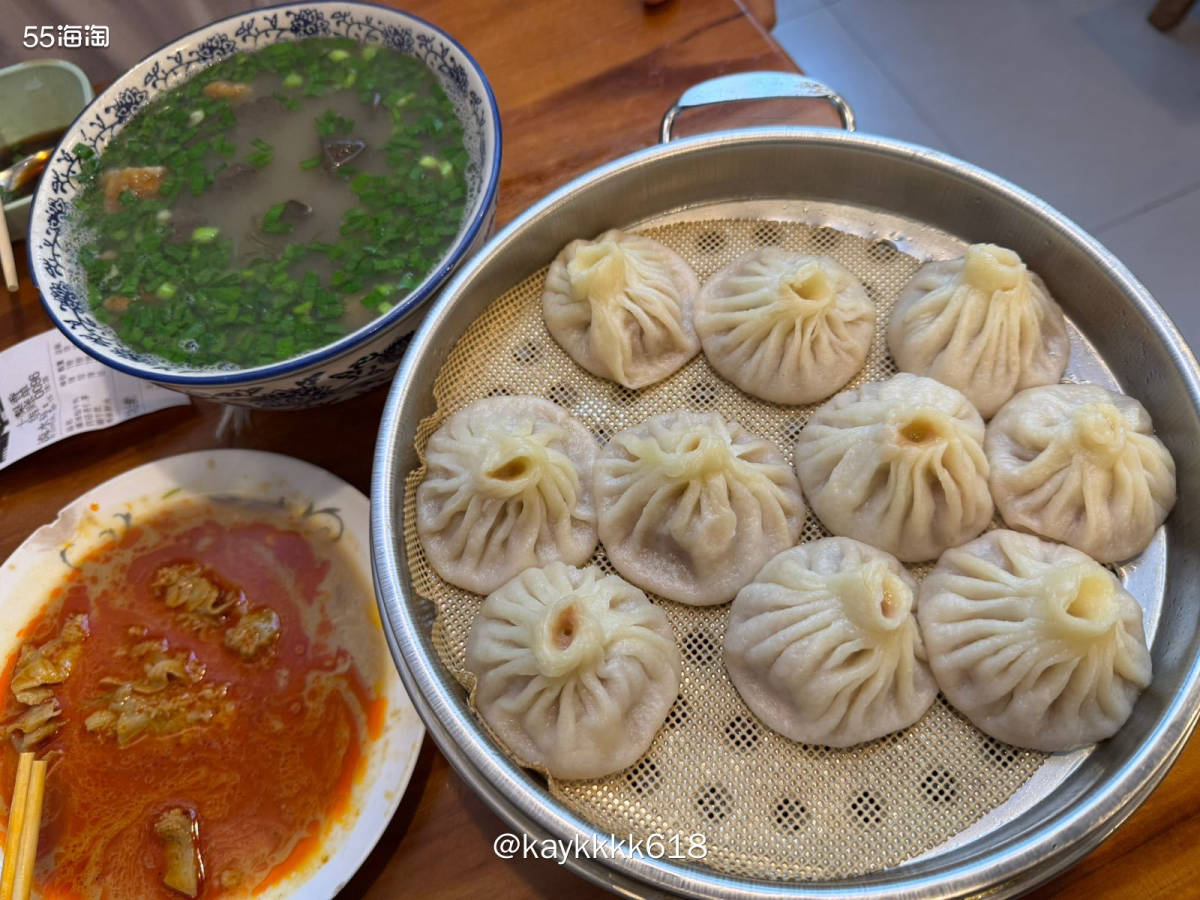 来洛阳早上喝了牛肉汤然后立马去了白马寺，晚上安排了小吃义勇街