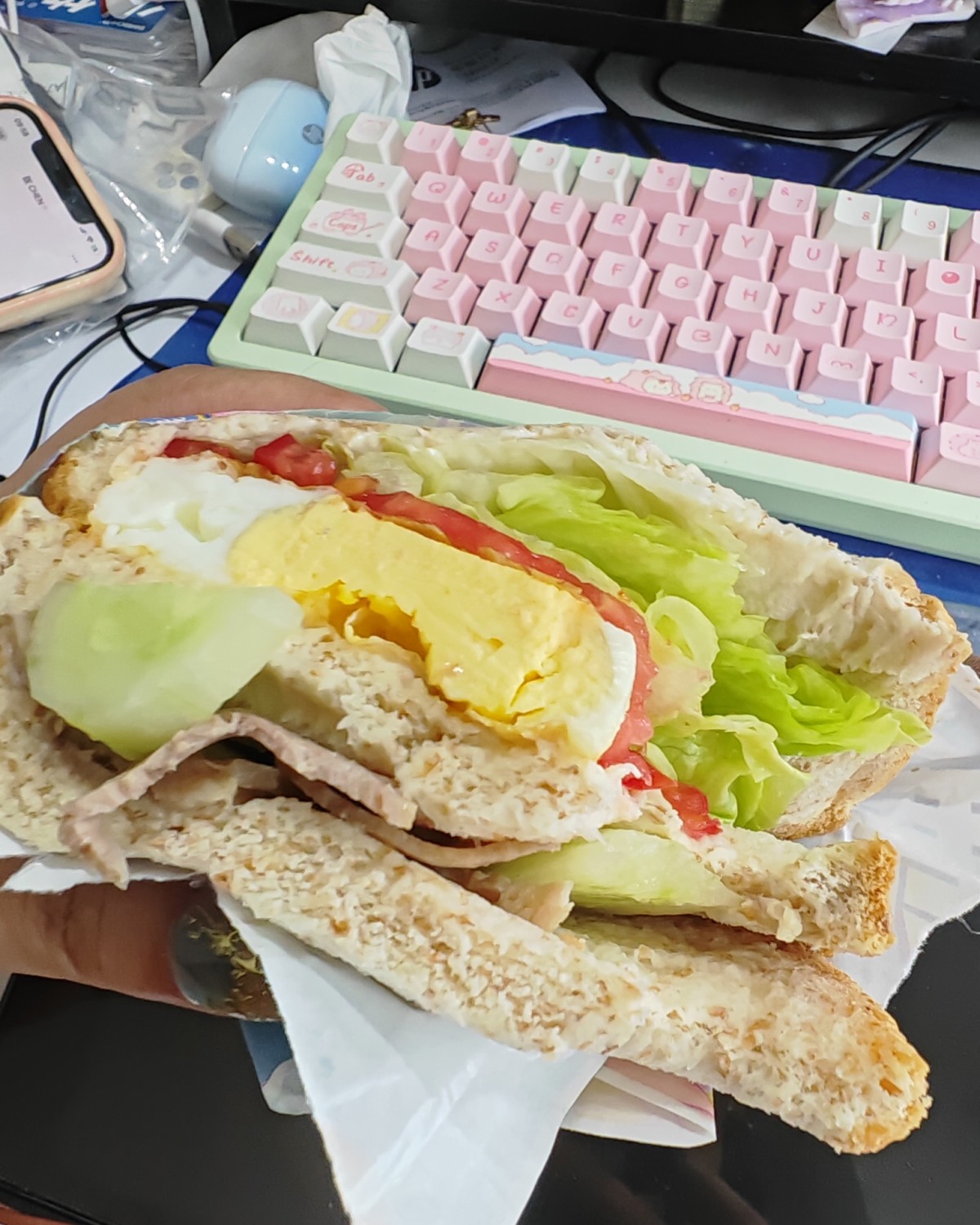 最近的午餐感觉都是在点超能鹿战队的三明，什么黑椒鸡胸肉三明，