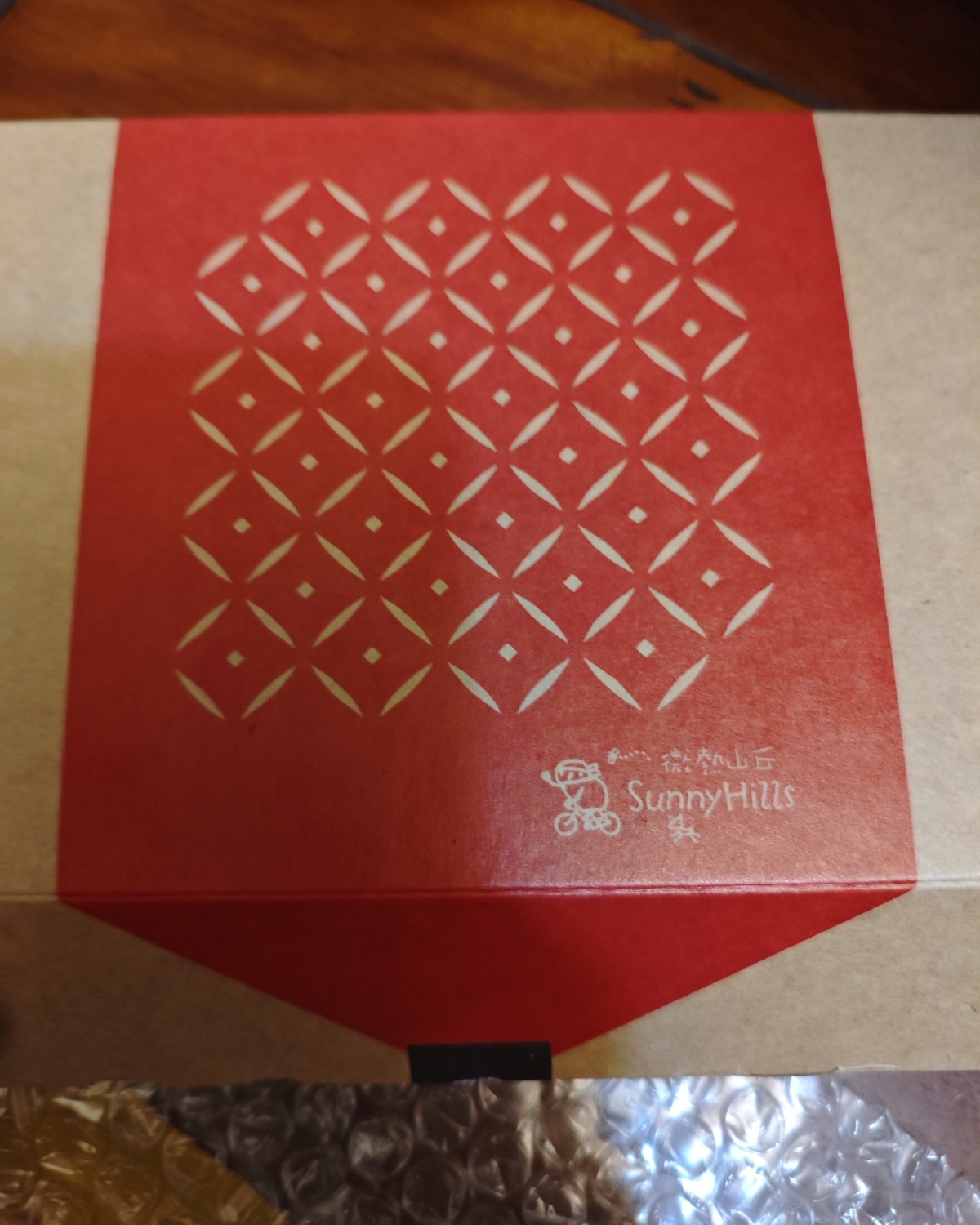 这段时间是有中秋的礼物了，看到了微热山丘凤梨酥，我以前就吃过