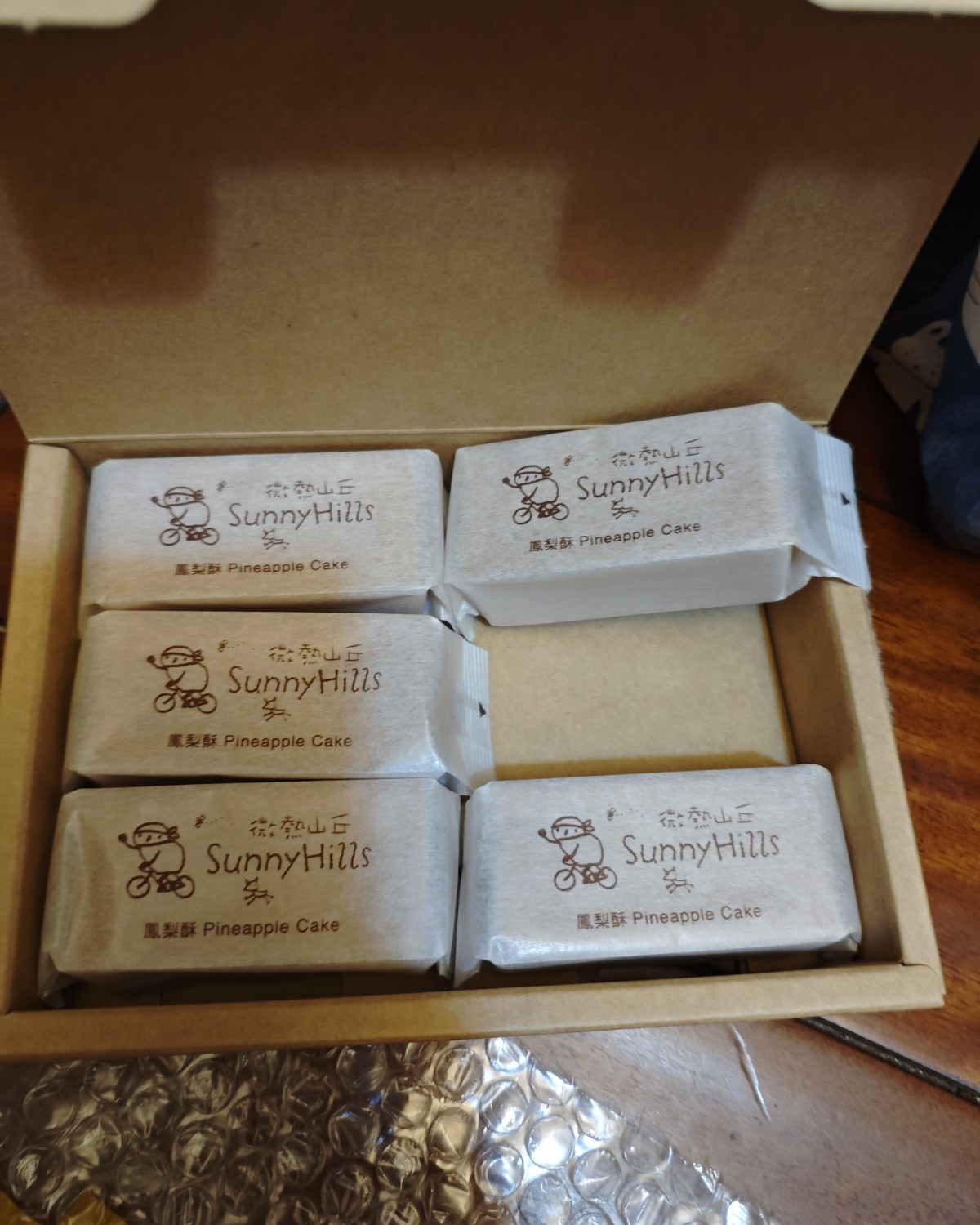 这段时间是有中秋的礼物了，看到了微热山丘凤梨酥，我以前就吃过