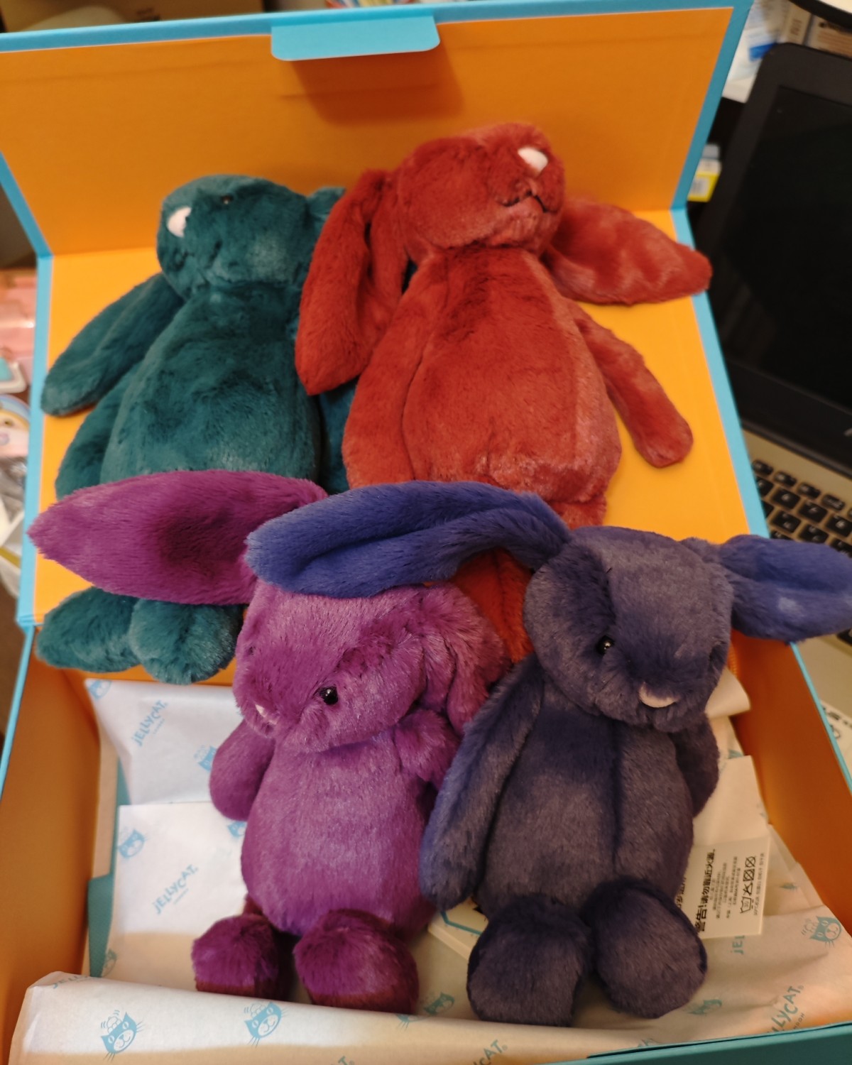 Jellycat今年新出来的小兔子颜色都非常的艳丽，但是因为