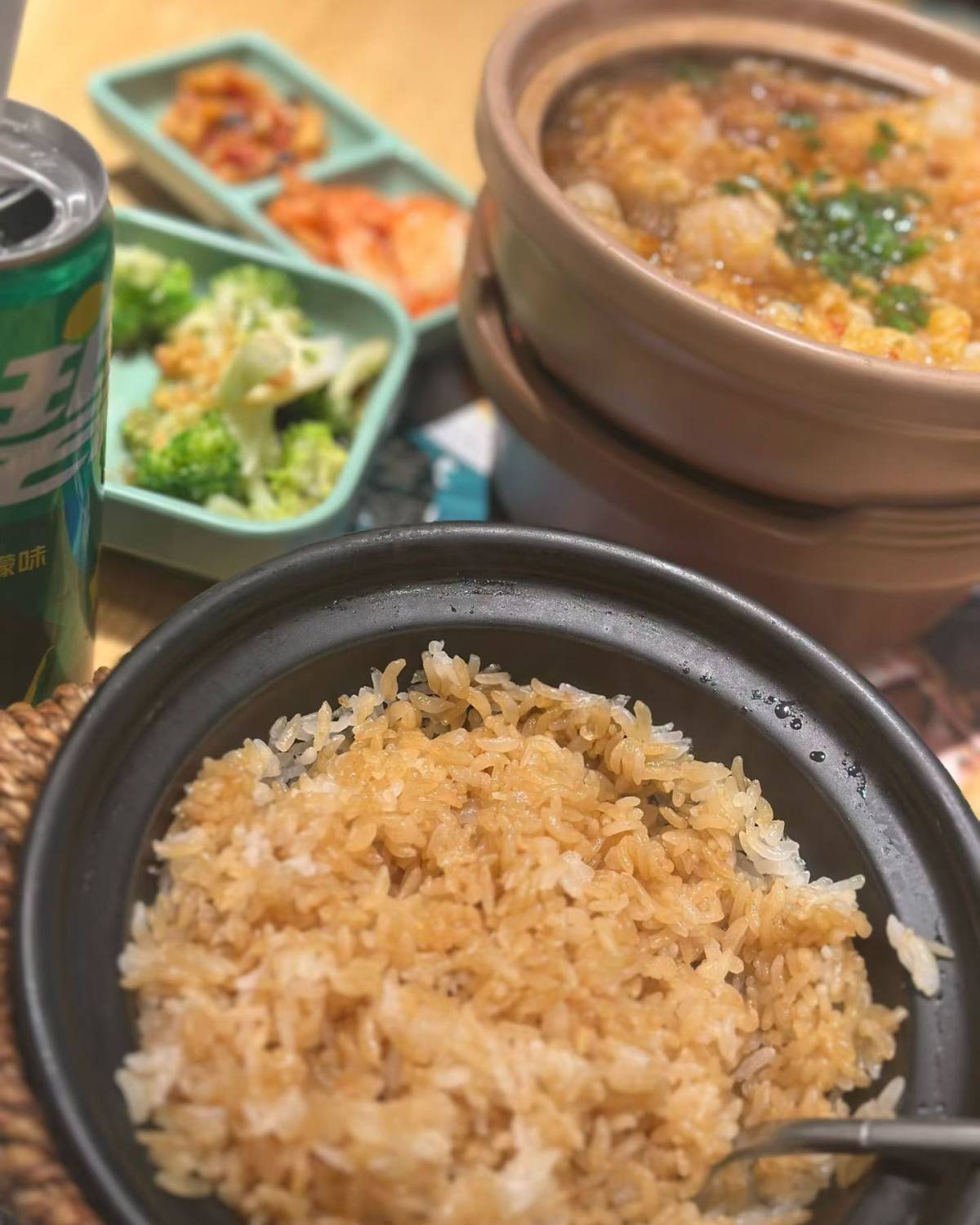 🍚这家店在老街转角，每次路过都被腊香味勾住。今天点了一份经