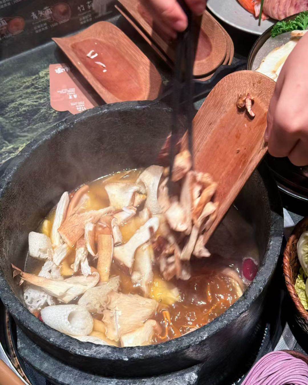 昨天晚上，和闺蜜打开新开的云南菌煲，菌子锅一上桌，看那些牛*