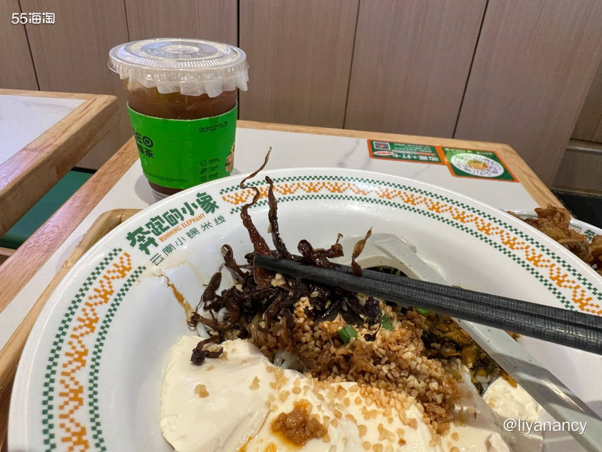 公司楼下的米线小店，工作日有划算的套餐，既有米线也有饮品，饮