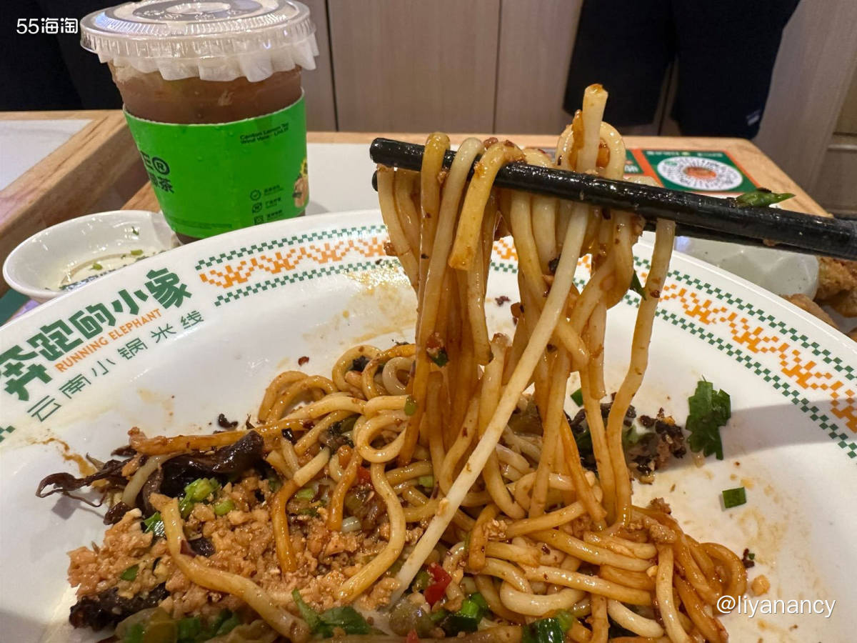 公司楼下的米线小店，工作日有划算的套餐，既有米线也有饮品，饮