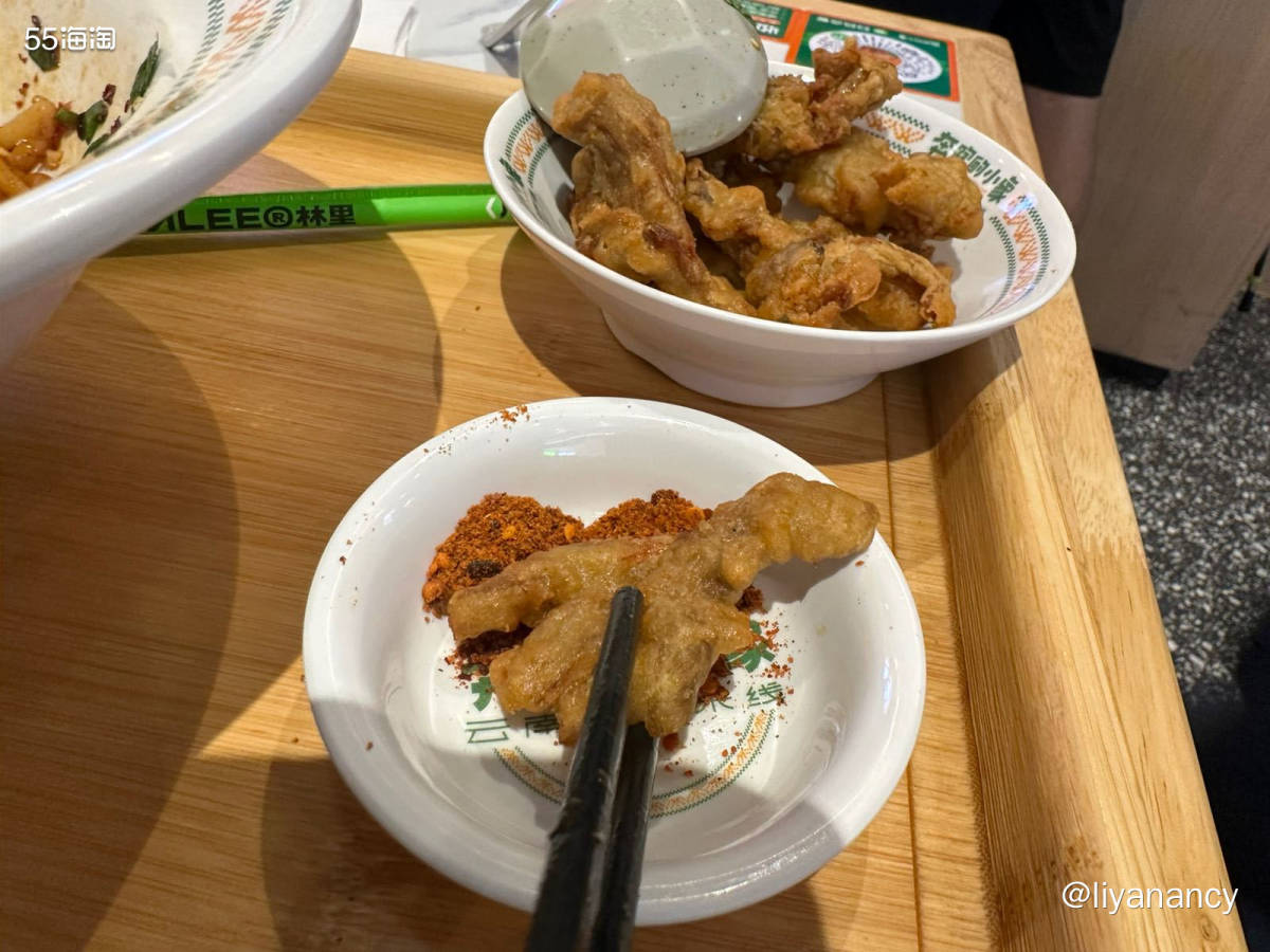 公司楼下的米线小店，工作日有划算的套餐，既有米线也有饮品，饮