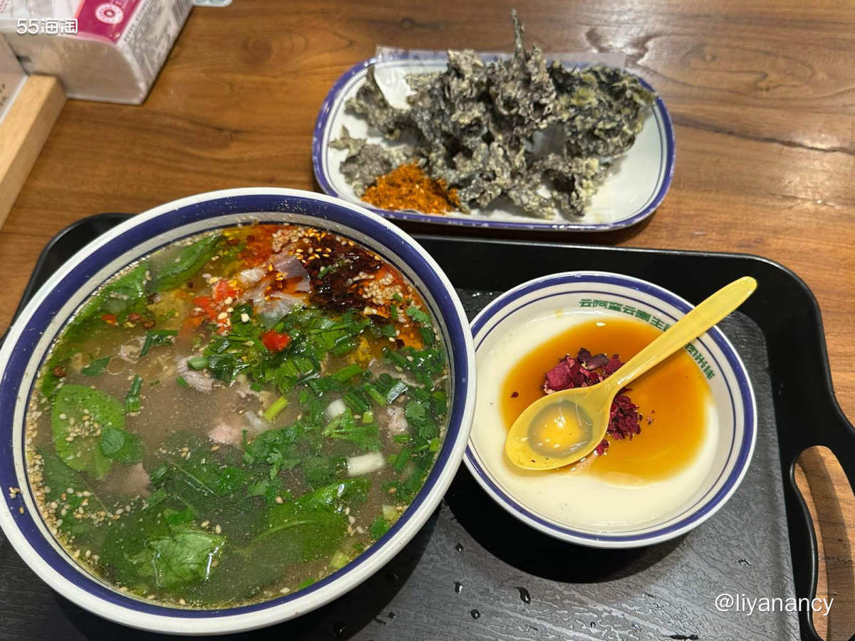 一家连锁的生烫米线店，和经常吃的小锅米线味道不一样，厨房窗口