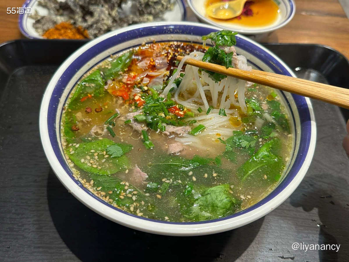 一家连锁的生烫米线店，和经常吃的小锅米线味道不一样，厨房窗口