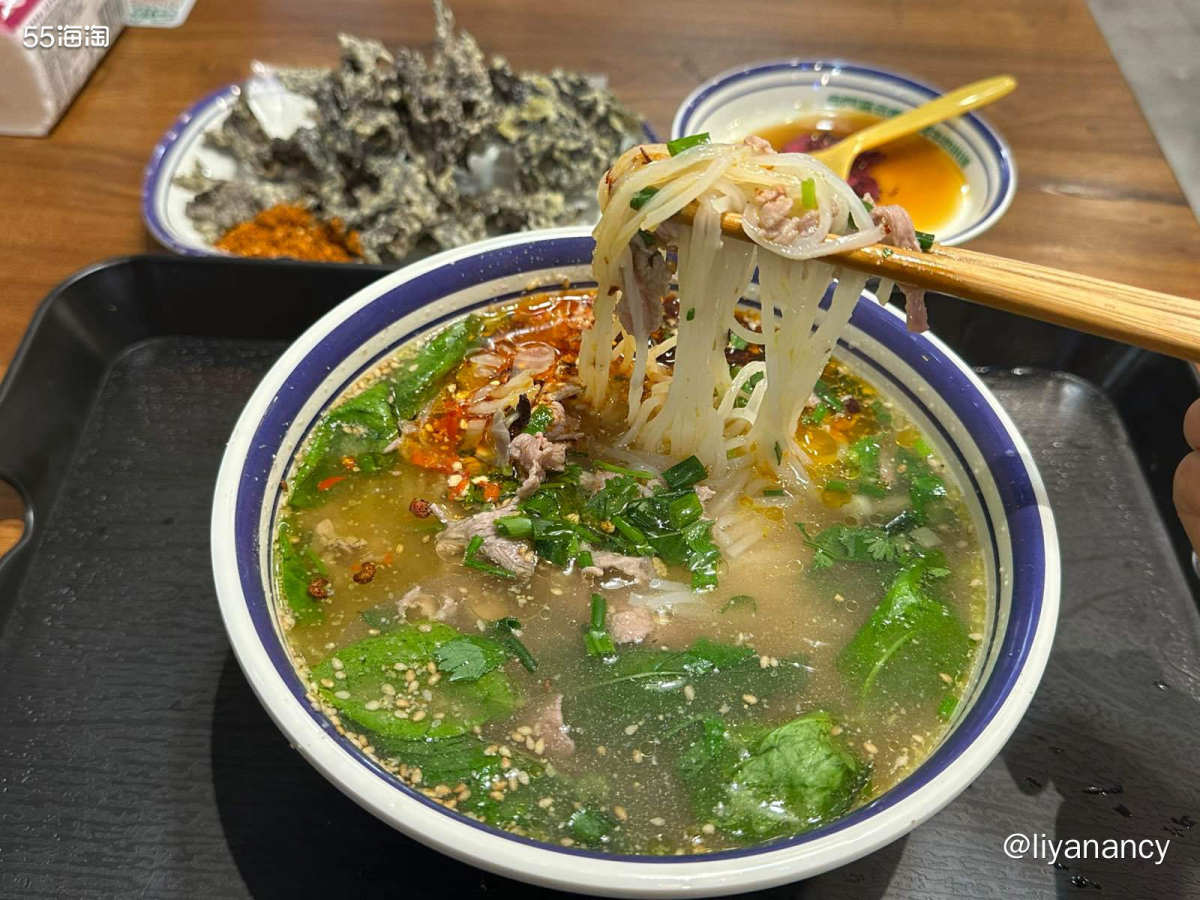 一家连锁的生烫米线店，和经常吃的小锅米线味道不一样，厨房窗口