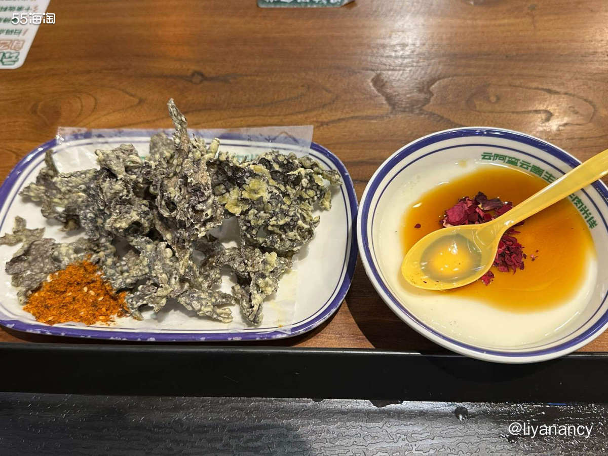一家连锁的生烫米线店，和经常吃的小锅米线味道不一样，厨房窗口