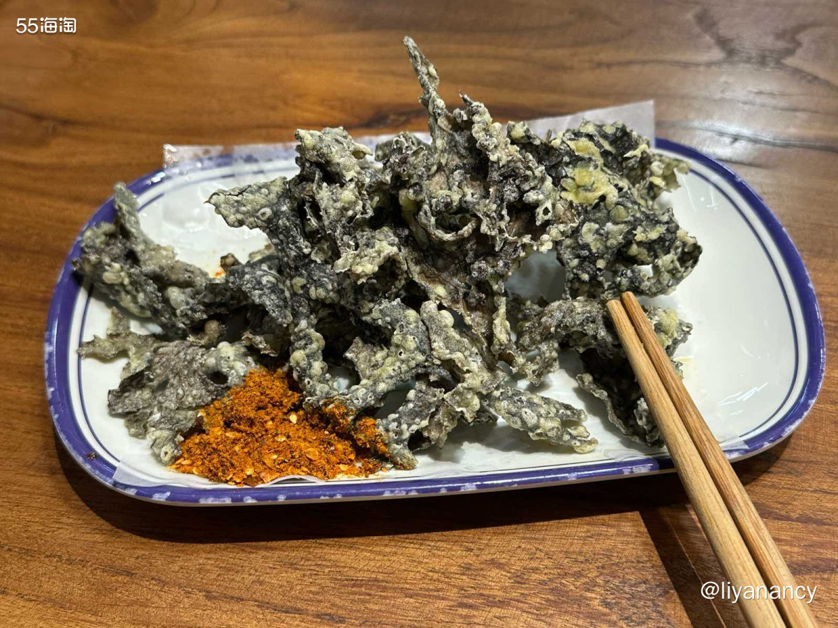 一家连锁的生烫米线店，和经常吃的小锅米线味道不一样，厨房窗口