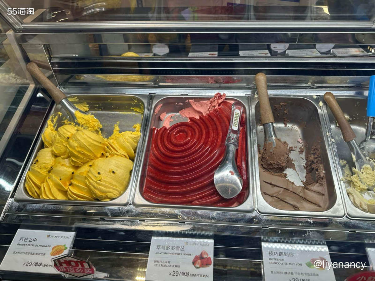 一家连锁的生烫米线店，和经常吃的小锅米线味道不一样，厨房窗口