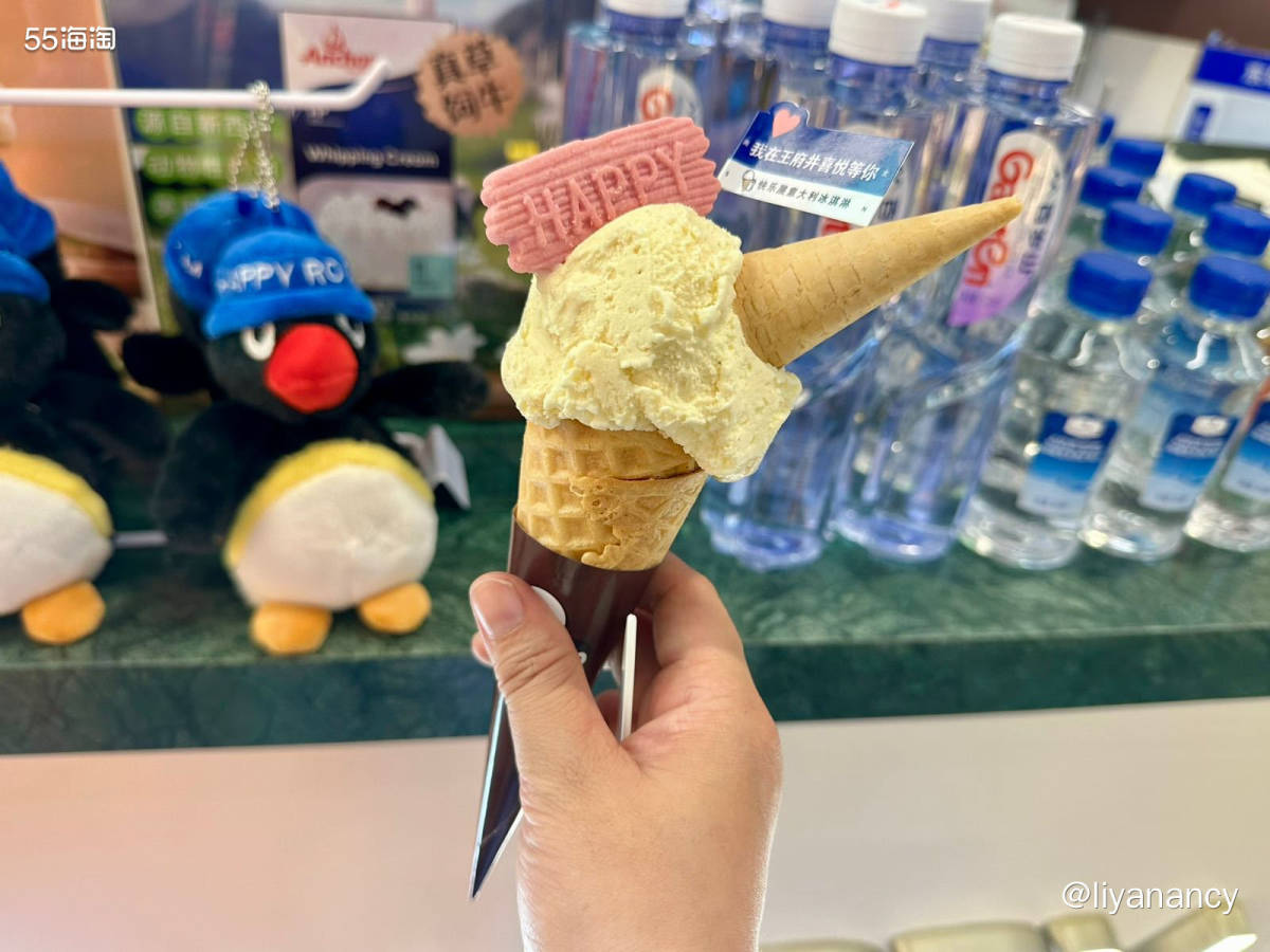 一家连锁的生烫米线店，和经常吃的小锅米线味道不一样，厨房窗口