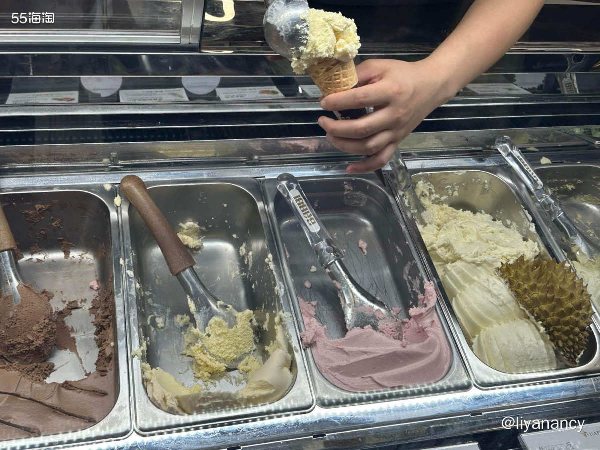 一家连锁的生烫米线店，和经常吃的小锅米线味道不一样，厨房窗口