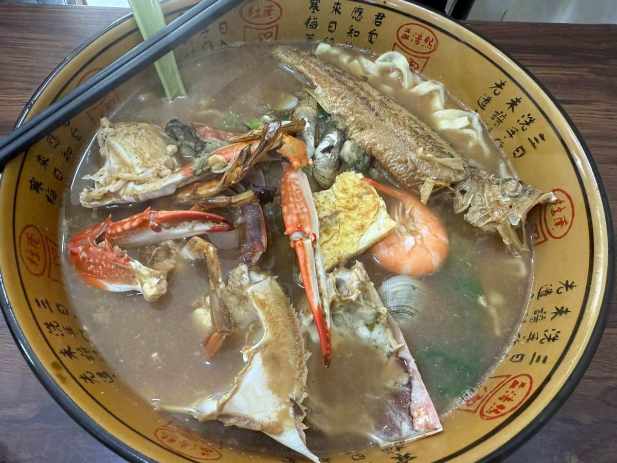 🍜今天中午想不好吃什么，就去经常吃的面馆点了一份海鲜面，这