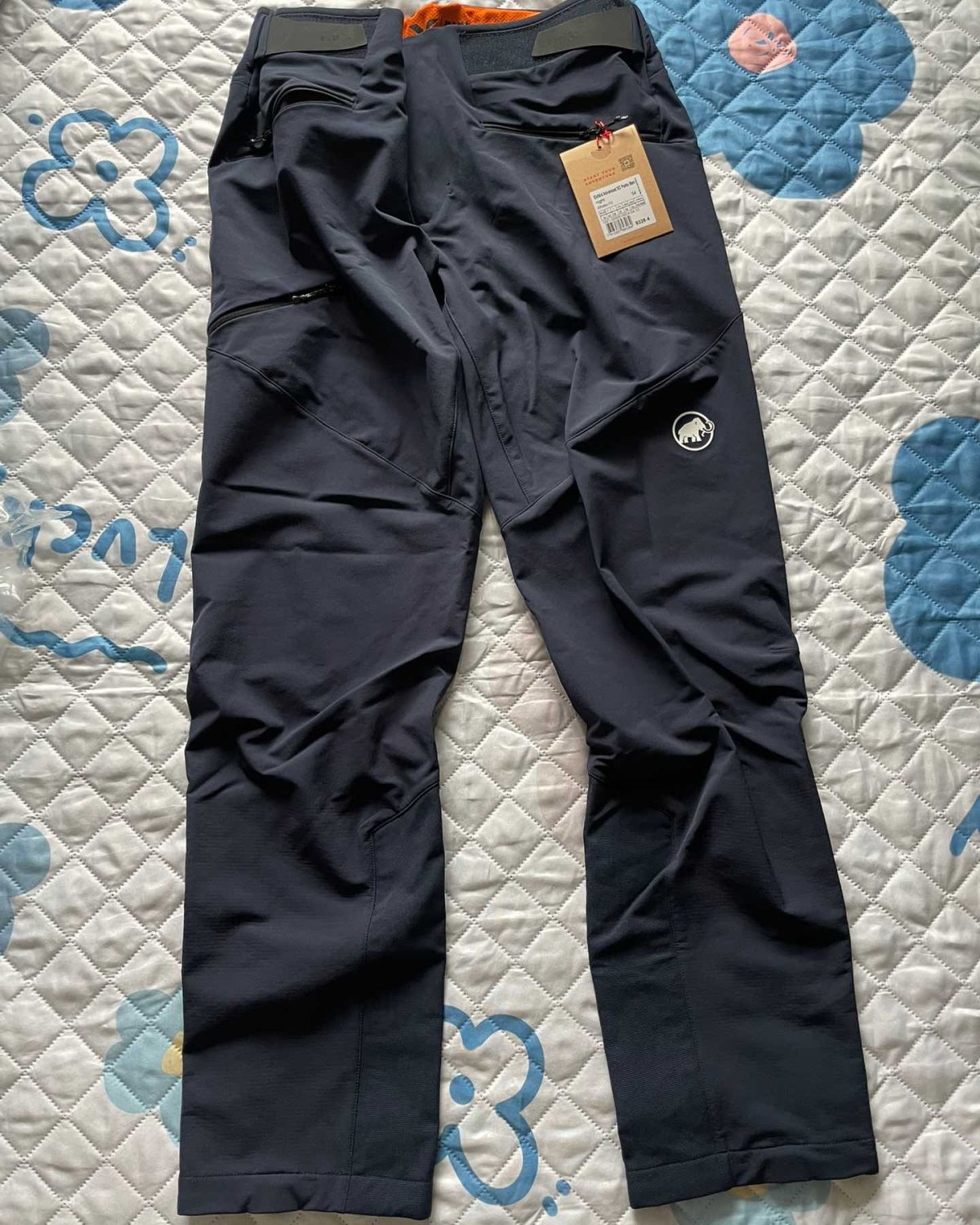 开箱一个最近入手的户外软壳裤，来自MAMMUT猛犸象，型号是