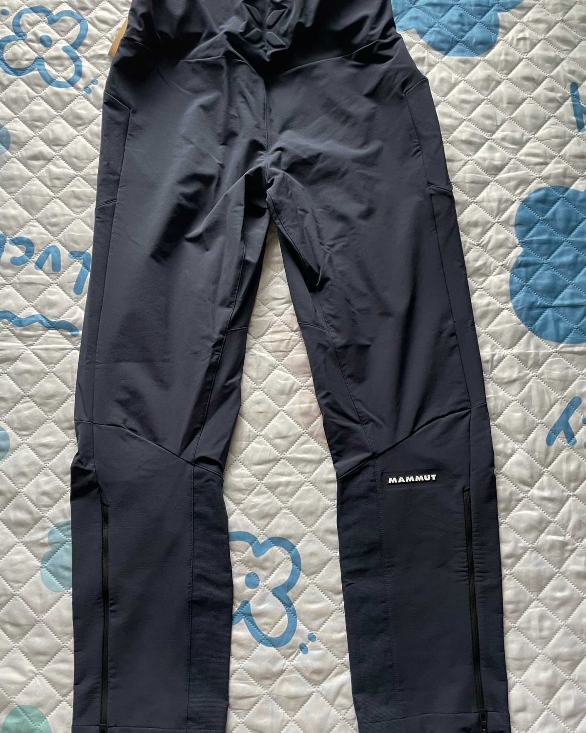 开箱一个最近入手的户外软壳裤，来自MAMMUT猛犸象，型号是