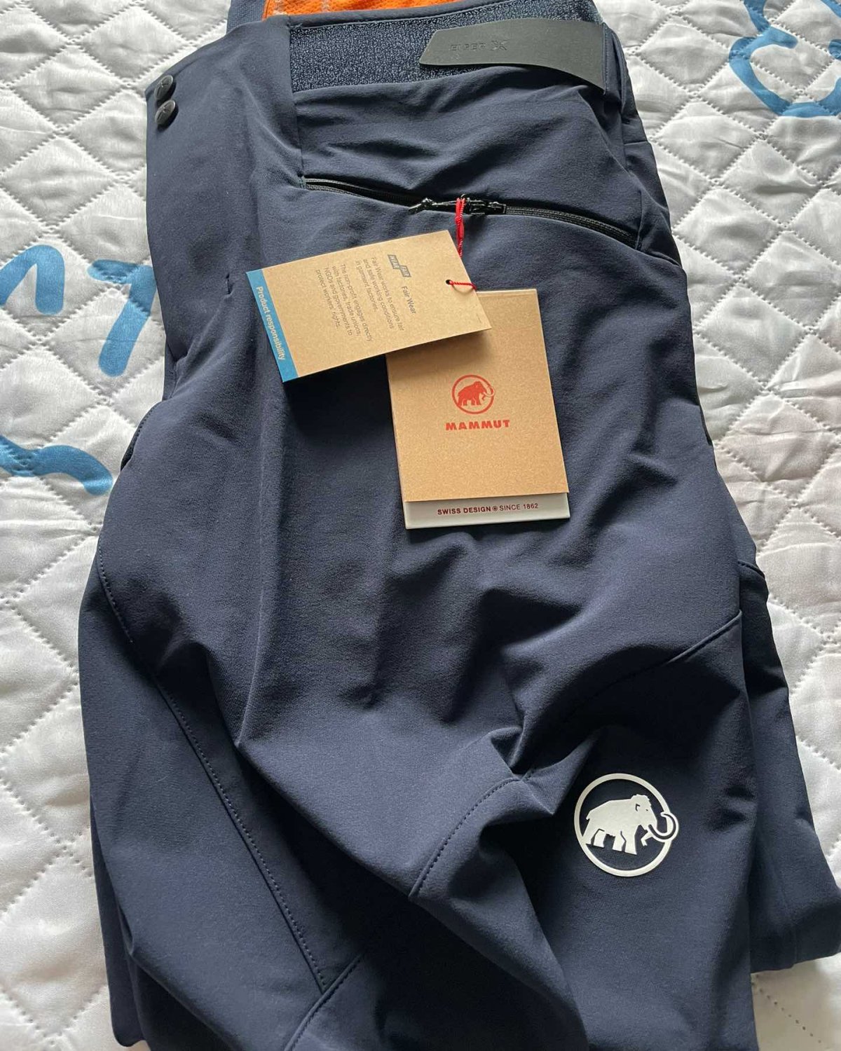 开箱一个最近入手的户外软壳裤，来自MAMMUT猛犸象，型号是