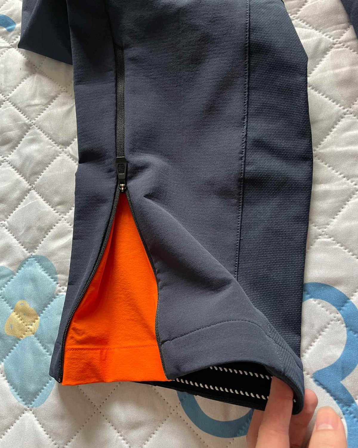 开箱一个最近入手的户外软壳裤，来自MAMMUT猛犸象，型号是