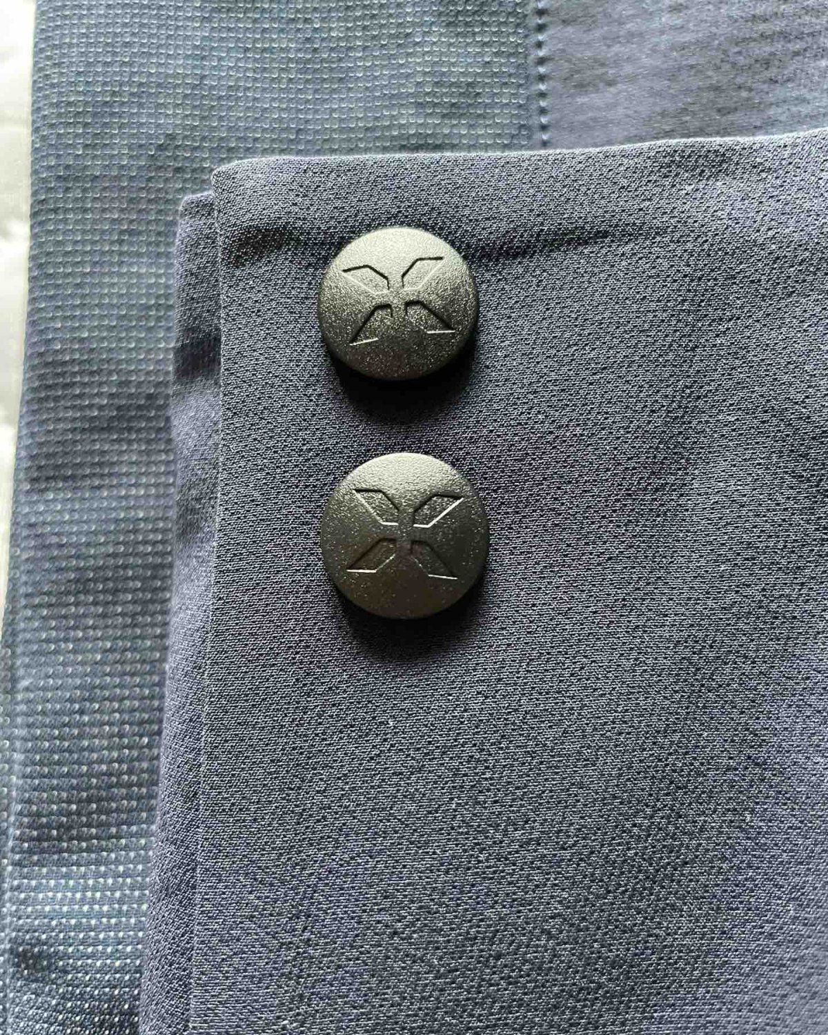 开箱一个最近入手的户外软壳裤，来自MAMMUT猛犸象，型号是