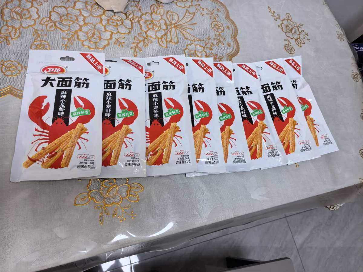 🌸再来分享单卫龙辣条，薅羊毛共薅8包，太壮观了，必须拍照留