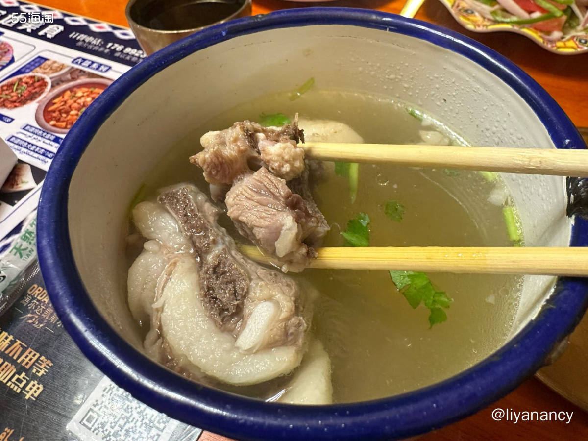 离开巴音布鲁克景区就过来吃饭了，很冷点了缸子肉，蛮好吃的，里